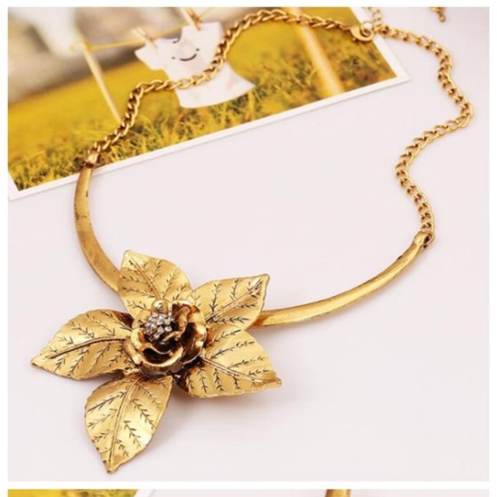 Flower Pendant Fashion Necklace - Picture 4 of 6